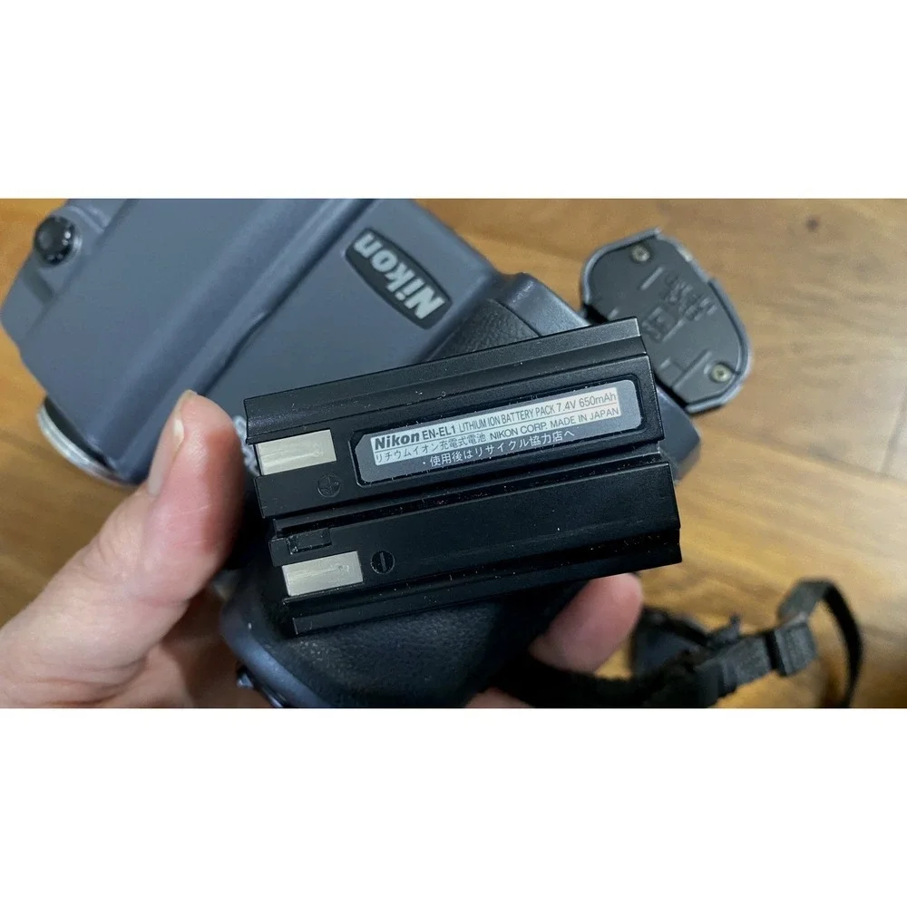 Nikon COOLPIX 995 Digital Camera - No Battery Charger - Untested
